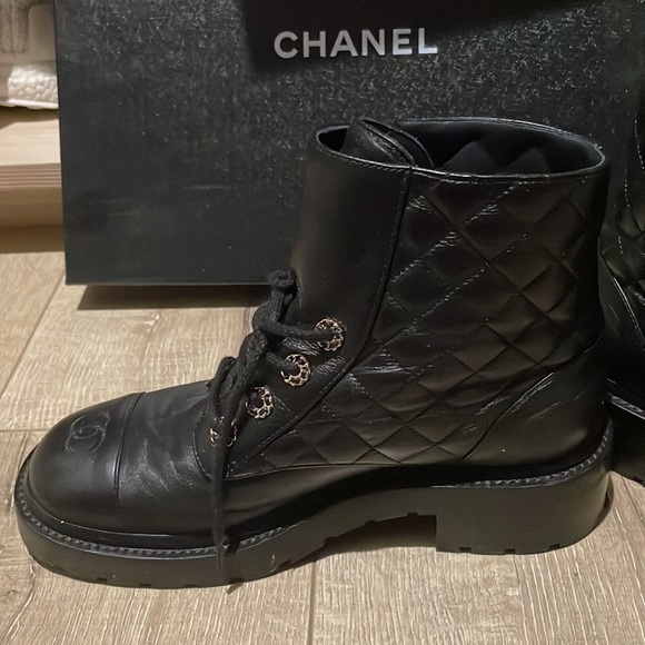 Chanel boots size 39.5 have been worn 2 times - Picture 2 of 4